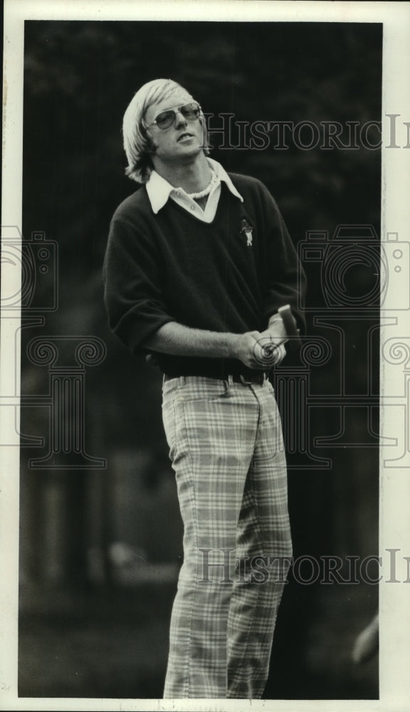 1976 Press Photo Professional golfer mark DeBolt watches a putt. - hcs03363- Historic Images