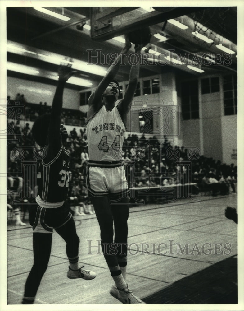 1979 Press Photo Texas State University&#39;s Ronnie Cavenall scores two in game- Historic Images