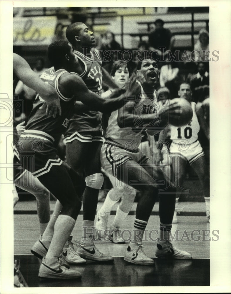 1986 Press Photo Rice University&#39;s Terrence Cashaw eyes basket against TCU- Historic Images