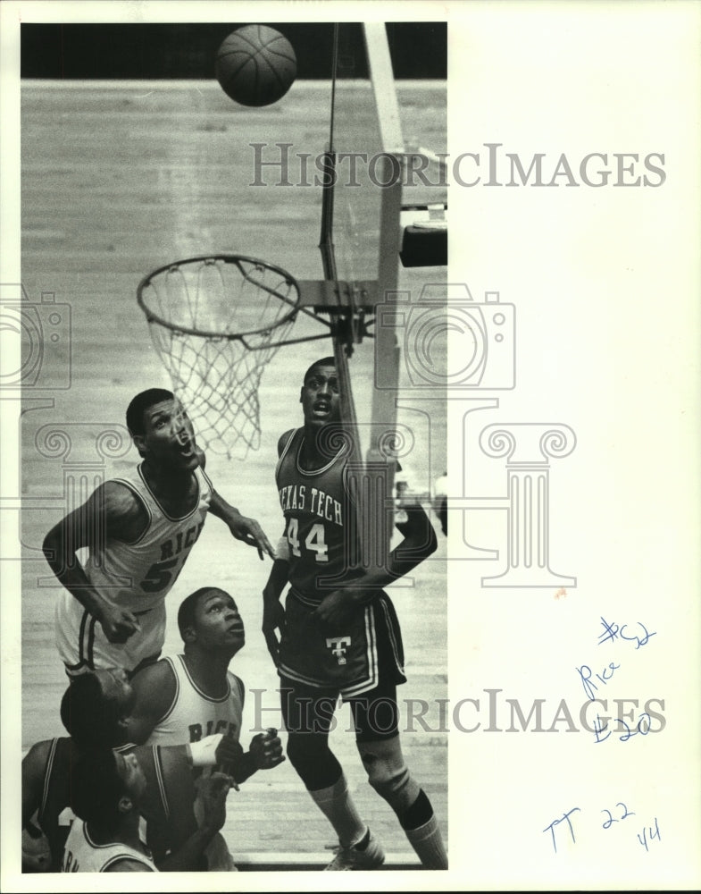 1985 Press Photo Rice Univeristy&#39;s Terrence Cashaw waits for shot to fall in.- Historic Images