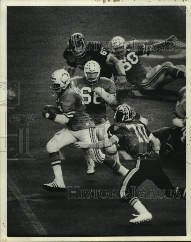 1975 Press Photo Conroe High School running back Alvin Wright breaks away.- Historic Images