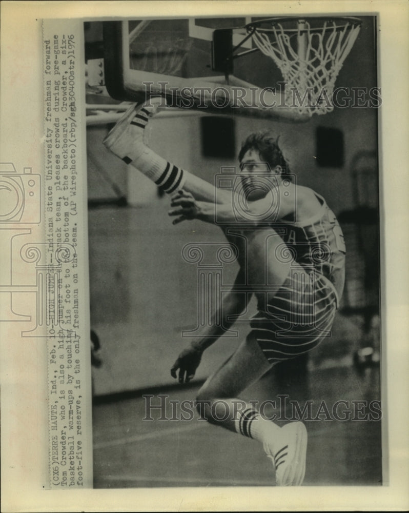 1976 Press Photo Indiana State University&#39;s Tom Crowder touches backboard- Historic Images