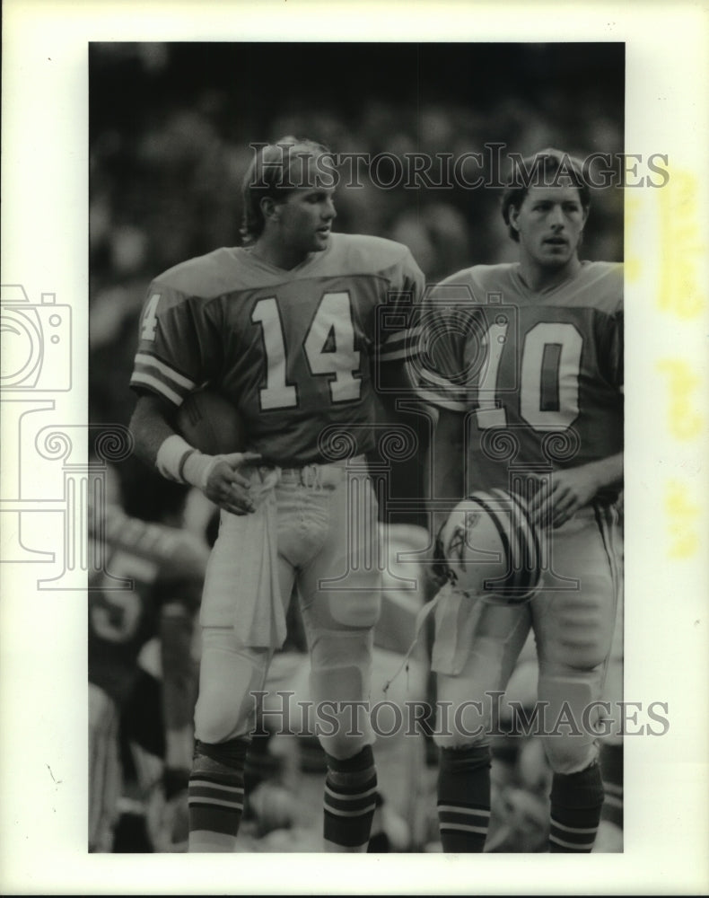 1988 Press Photo Houston Oilers&#39; quarterback Cody Carlson talks with Brett Pease- Historic Images