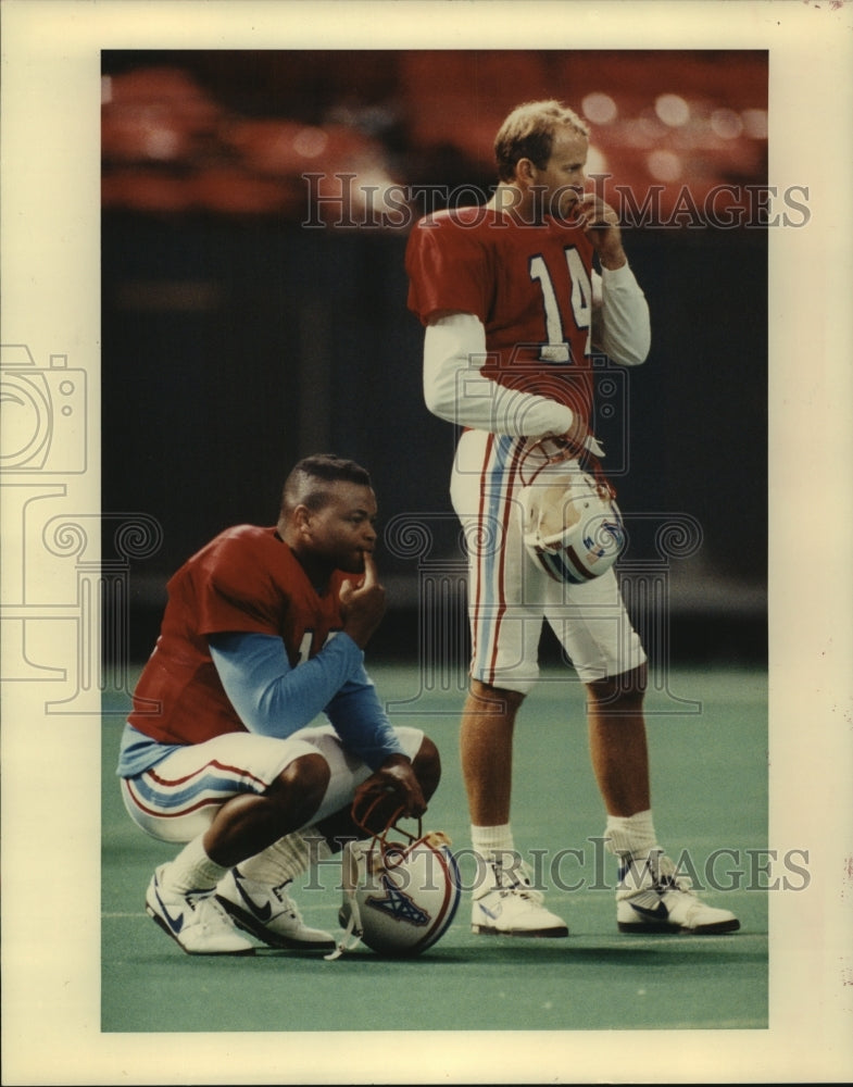 1990 Press Photo Houston Oilers&#39; quarterbacks Cody Carlson and Reggie Slack- Historic Images