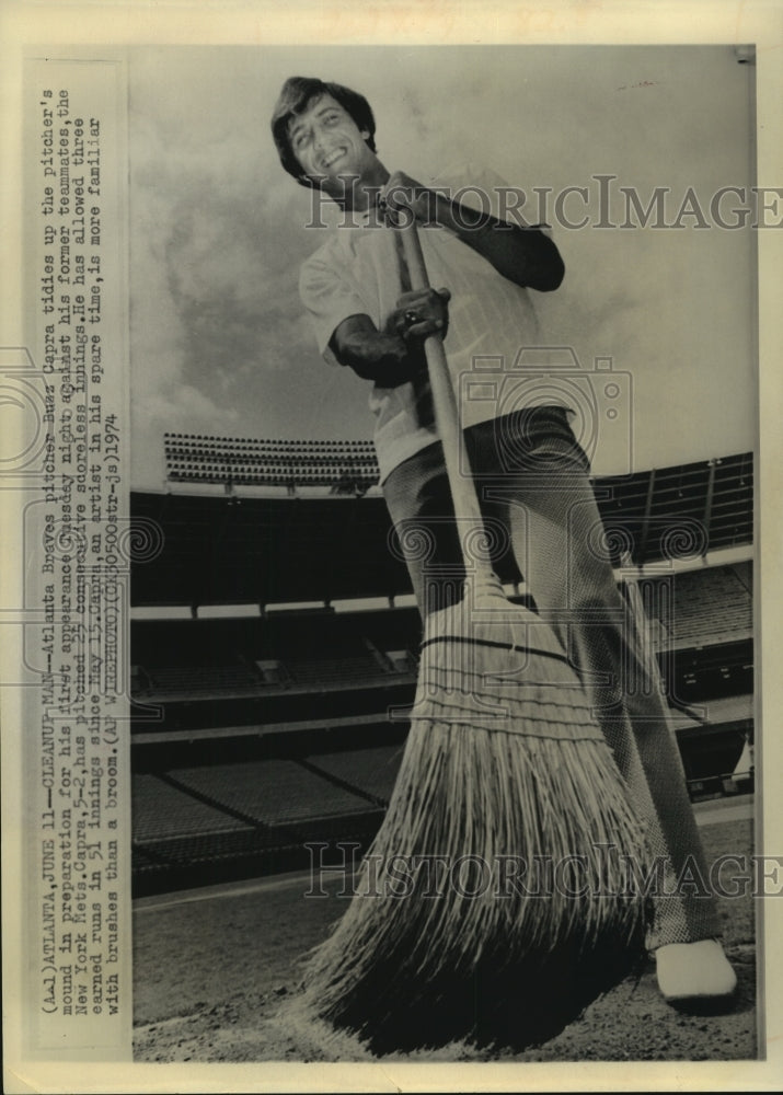 1974 Press Photo Atlanta Braves&#39; pitcher Buzz Capra tidies up mound before game- Historic Images