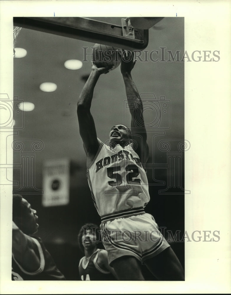 1984 Press Photo University of Houston&#39;s Braxton Clark drives hard to basket- Historic Images