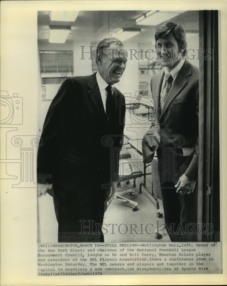 1974 Press Photo Wellington Mara and Bill Curry laugh at NFL contract conference- Historic Images