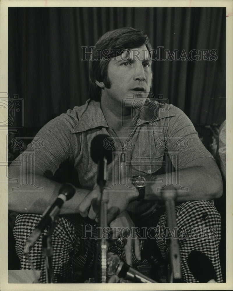 1974 Press Photo Houston Oilers&#39; center Bill Curry at press conference.- Historic Images