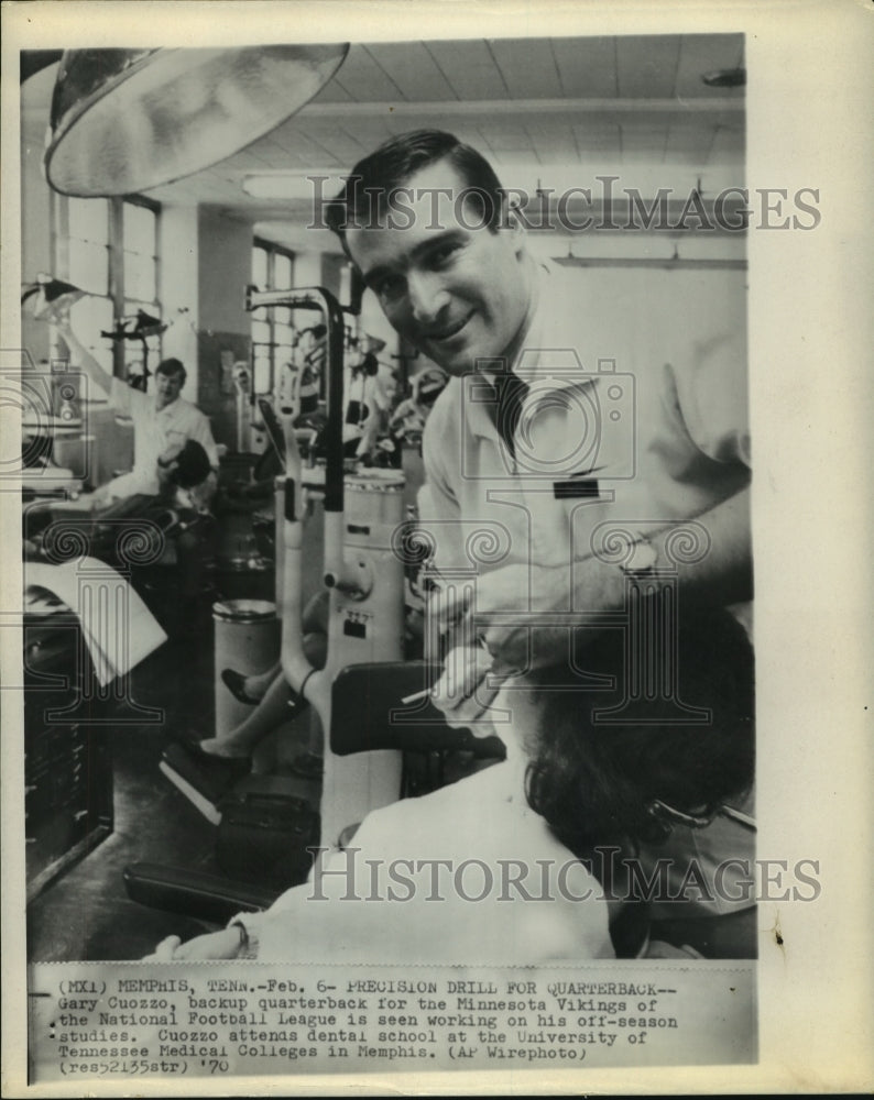 1970 Press Photo Minnesota Vikings back-up quarterback Gary Cuozzo at med school- Historic Images