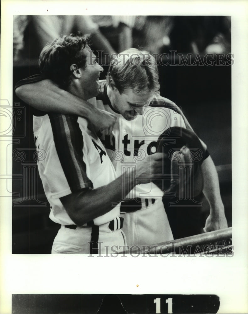 1989 Press Photo Houston Astros&#39; Bill Doran and Glenn Davis hug at end of game.- Historic Images