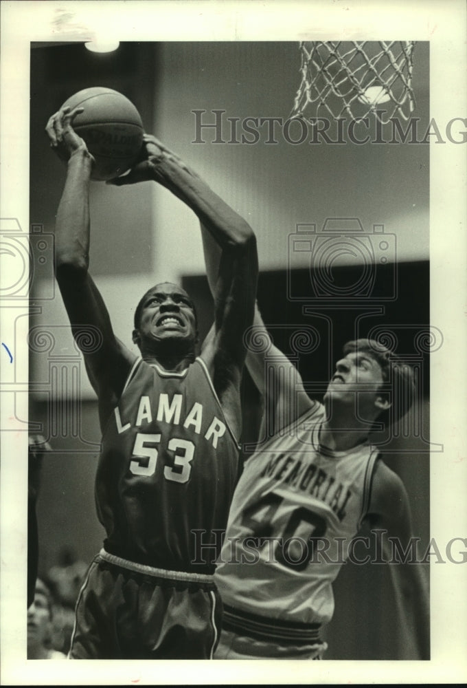 1984 Press Photo Lamar&#39;s George Davis is fouled by David Fisher while shooting- Historic Images