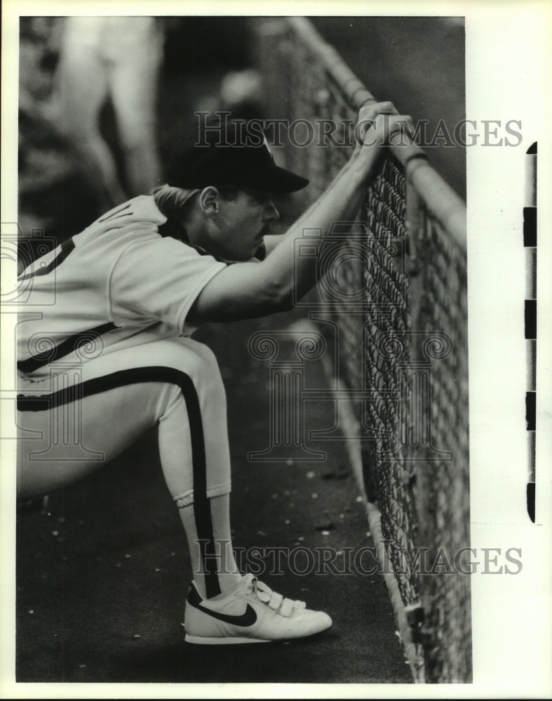 1990 Press Photo Housotn Astros&#39; Glenn Davis stretches legs during game.- Historic Images