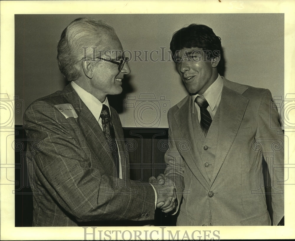 1979 Press Photo University of Houston basketball player Ken Ciolli shakes hands- Historic Images