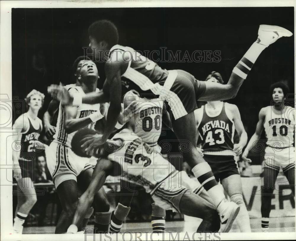 1976 Press Photo Nevada&#39;s Don Collins jumps over Houston&#39;s George Walker- Historic Images