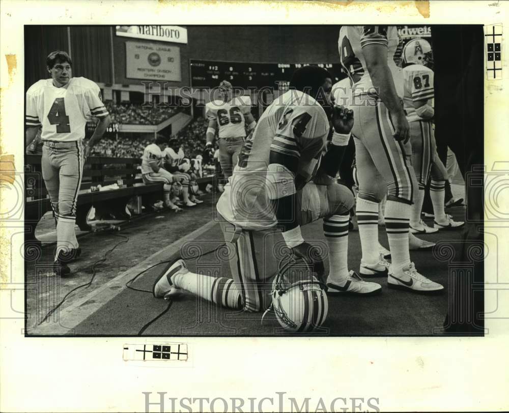 1983 Press Photo Sidelined Earl Campbell with his left thigh heavily wrapped- Historic Images