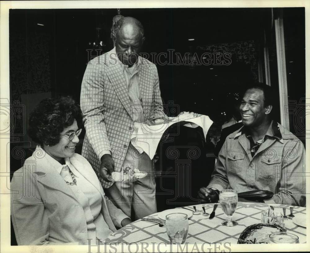 1976 Press Photo Oilers&#39; Albert Burton eats dinner with his family - hcs03623- Historic Images