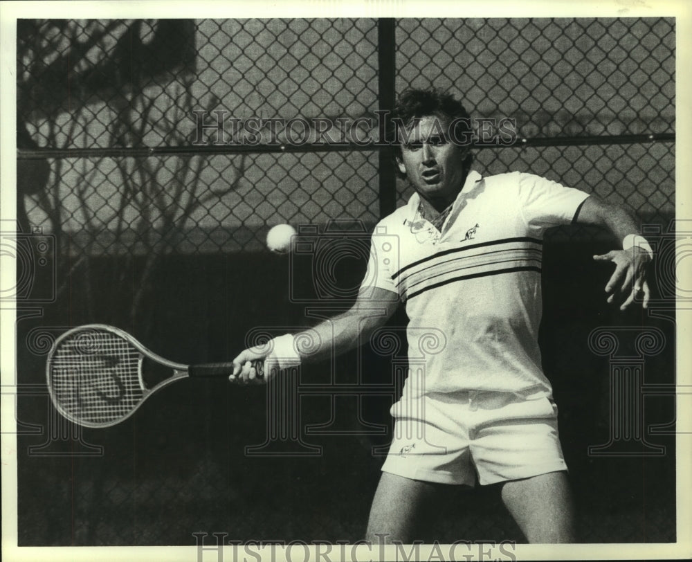 1984 Press Photo Professional tennis player Eddie Dibbs hits a forehand.- Historic Images