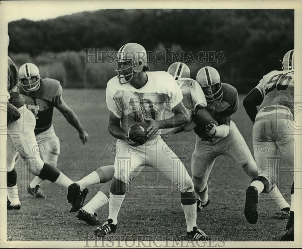 1972 Press Photo Houston Oilers&#39; quarterback, Lynn Dickey set to hand off ball.- Historic Images