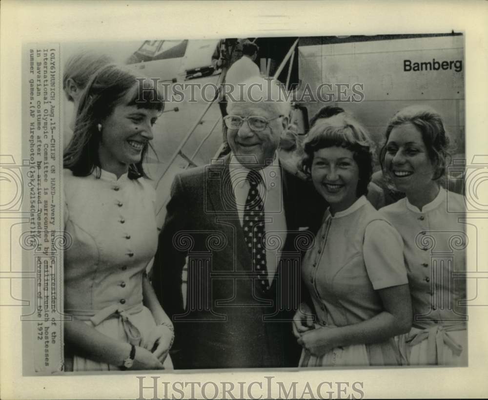 1972 Press Photo Avery Brundage welcomed by hostesses in Munich for Olympics- Historic Images