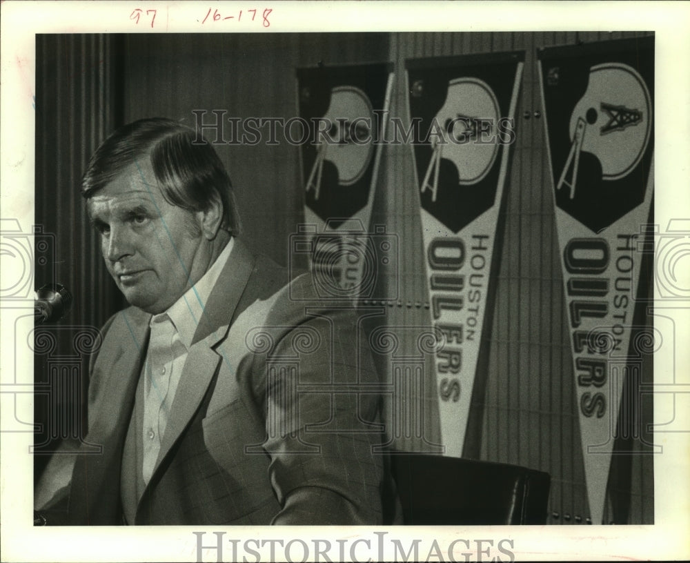 1982 Press Photo Houston Oilers head football coach Ed Biles at press conference- Historic Images