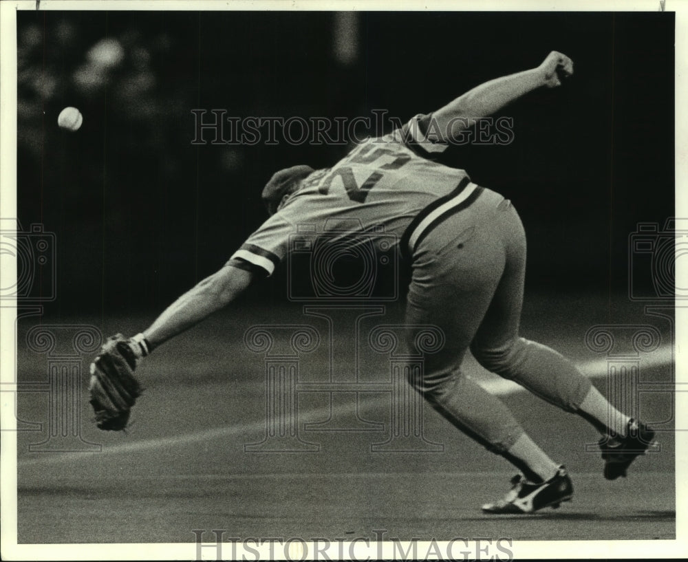 1987 Press Photo CIncinnati Reds&#39; Buddy Bell misplays grounder in first inning- Historic Images