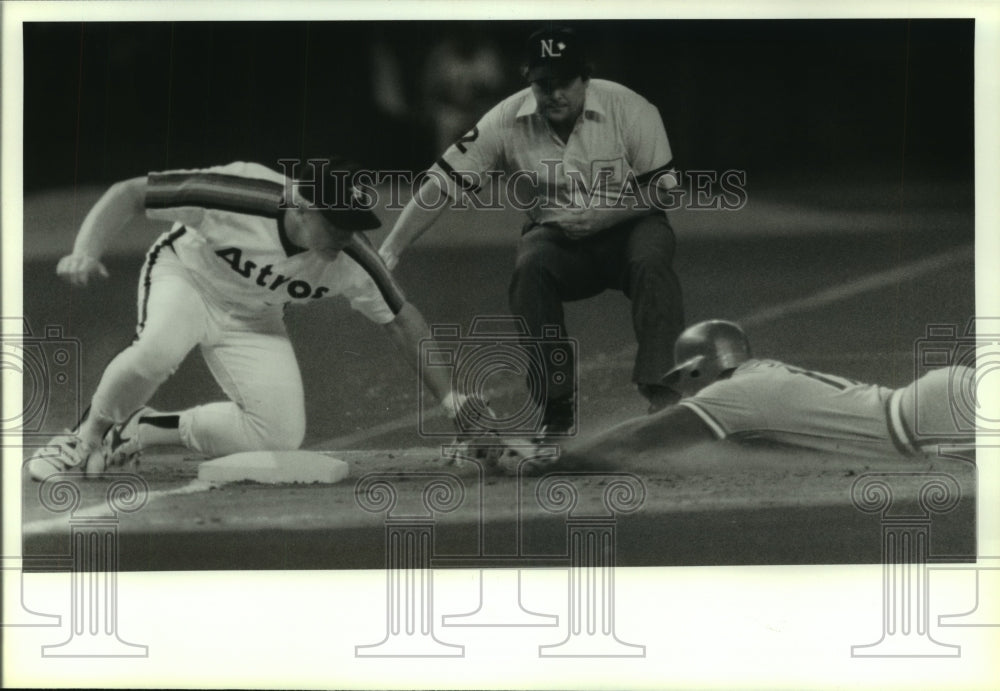 1988 Press Photo Houston Astros&#39; Buddy Bell tags out Chris Sabo at third base- Historic Images