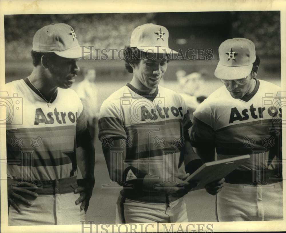 1981 Press Photo Jose Cruz checks out his Clements Award as teammates look on- Historic Images