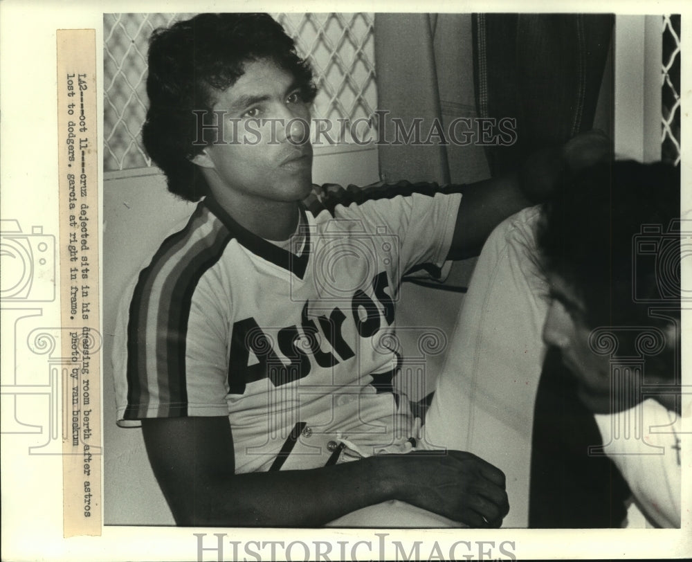 1986 Press Photo Houston Astros&#39; Jose Cruz sits dejected in dressing room- Historic Images