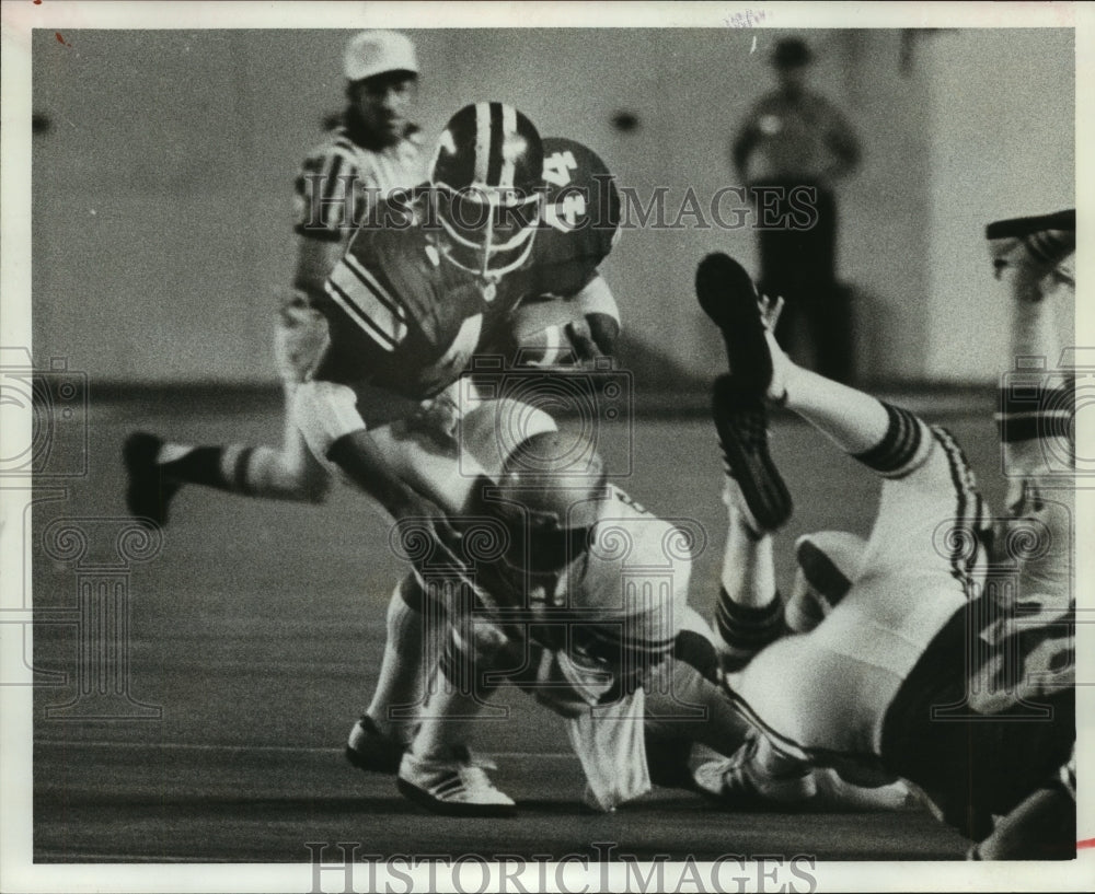 1977 Press Photo Rice University&#39;s Earl Cooper attempts to break through line.- Historic Images