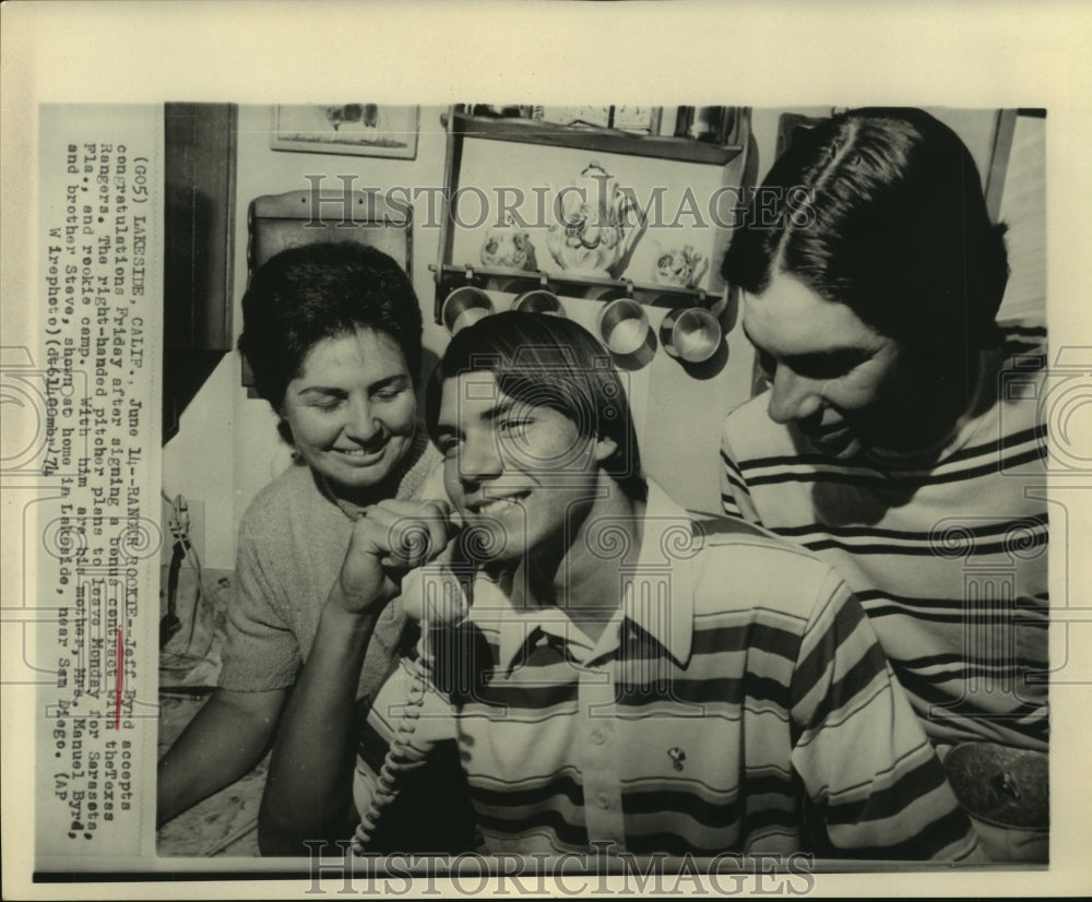 1974 Press Photo Jeff Byrd is congratulated via phone; signs with Texas Rangers- Historic Images