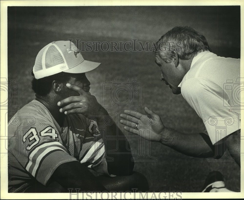 1982 Press Photo Houston Oilers&#39; running back Earl Campbell talks with coach.- Historic Images