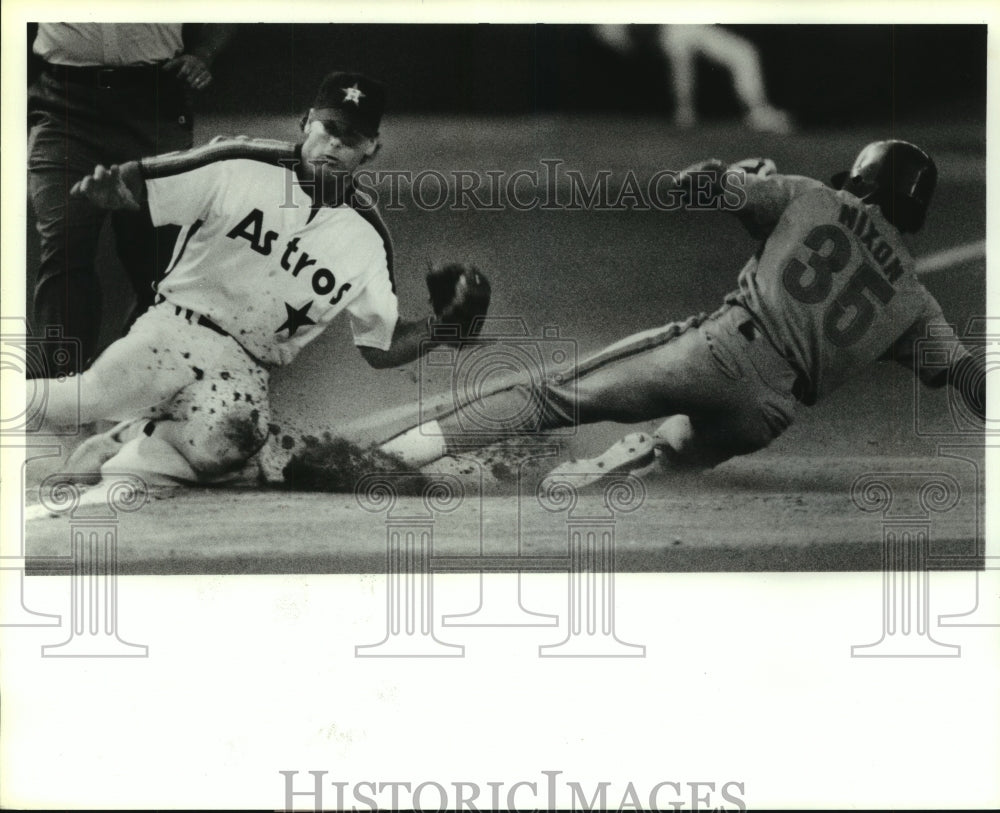 1989 Press Photo Houston Astros&#39; Ken Caminiti applies late tag, Otis Nixon safe- Historic Images