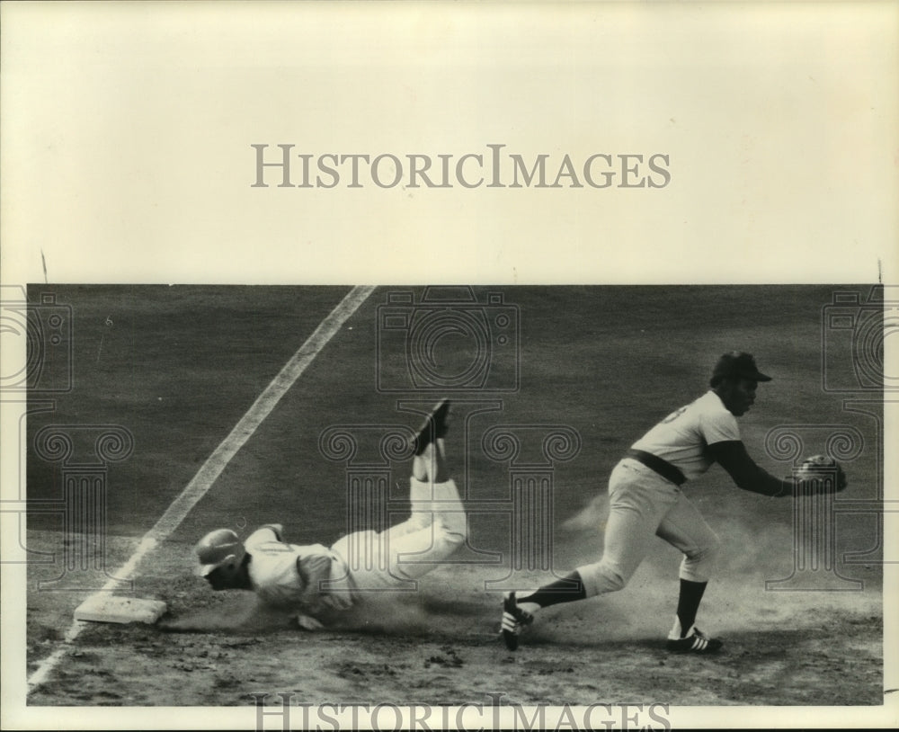 1974 Press Photo Houston Astros&#39; Dave Campbell slides safely into third base- Historic Images