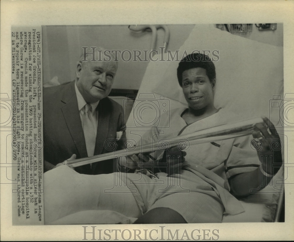 1970 Press Photo AL President Joe Cronin presents Rod Carew 1969 batting award- Historic Images