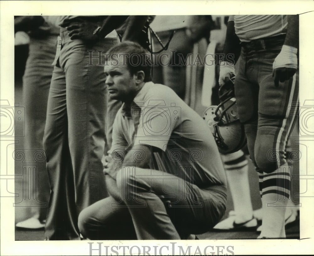 1984 Press Photo Houston Oilers&#39; head football coach Hugh Campbell on sidelines.- Historic Images