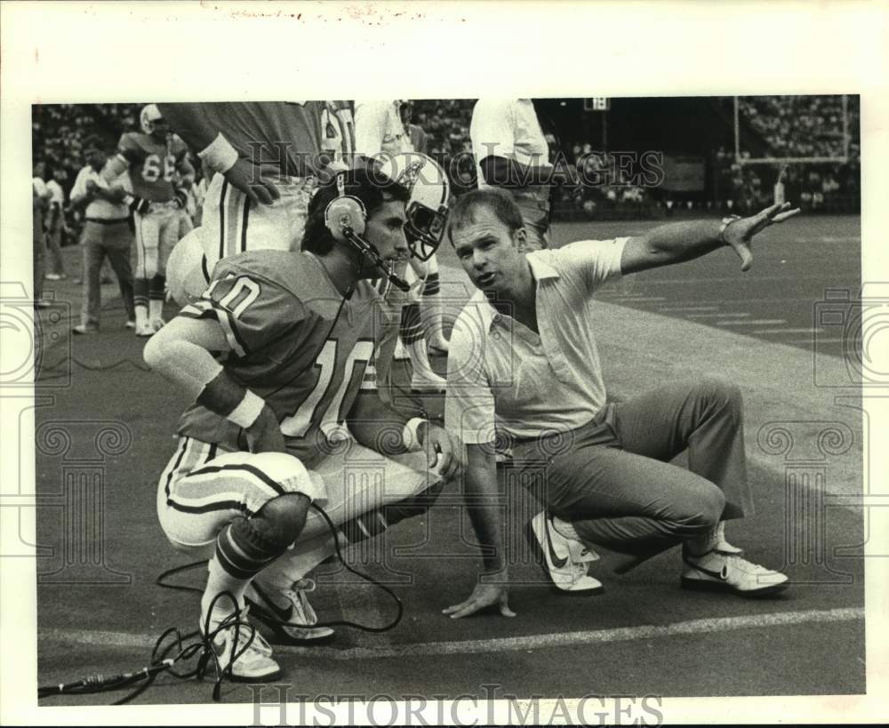 1984 Press Photo Oiler coach Hugh Campbell confers with Oliver Luck at the Dome- Historic Images