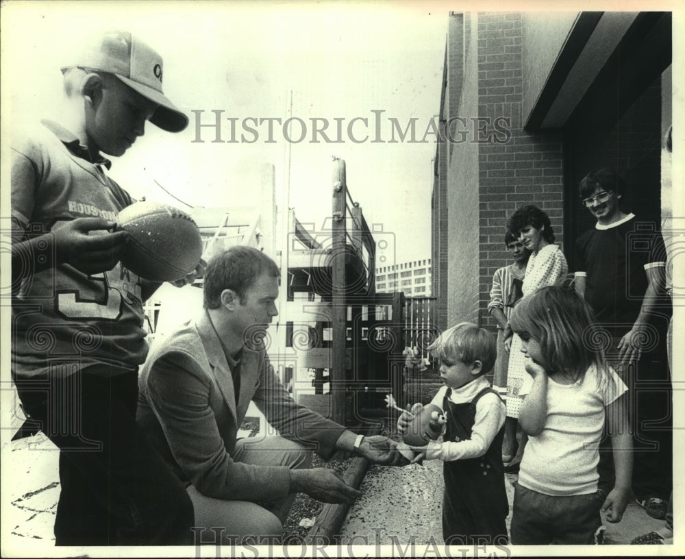 1984 Press Photo Oilers coach Hugh Campbell visits Houston Ronald McDonald House- Historic Images