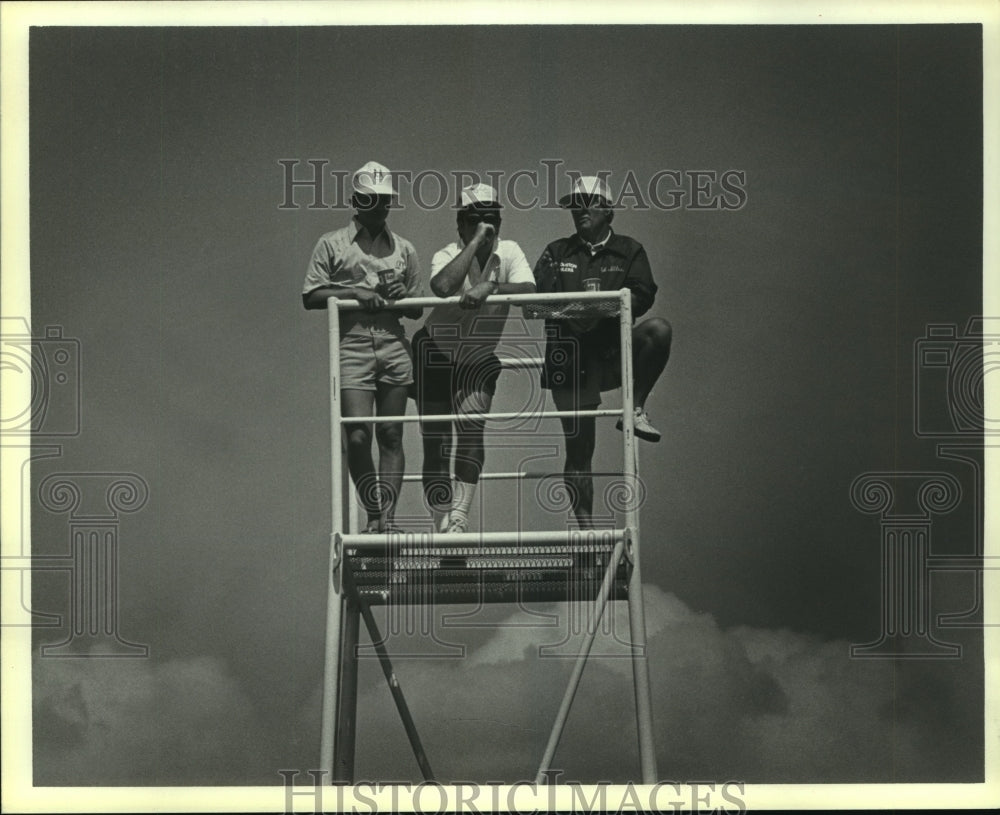 1982 Press Photo Houston Oilers&#39; head football coach Ed Biles directs practice- Historic Images