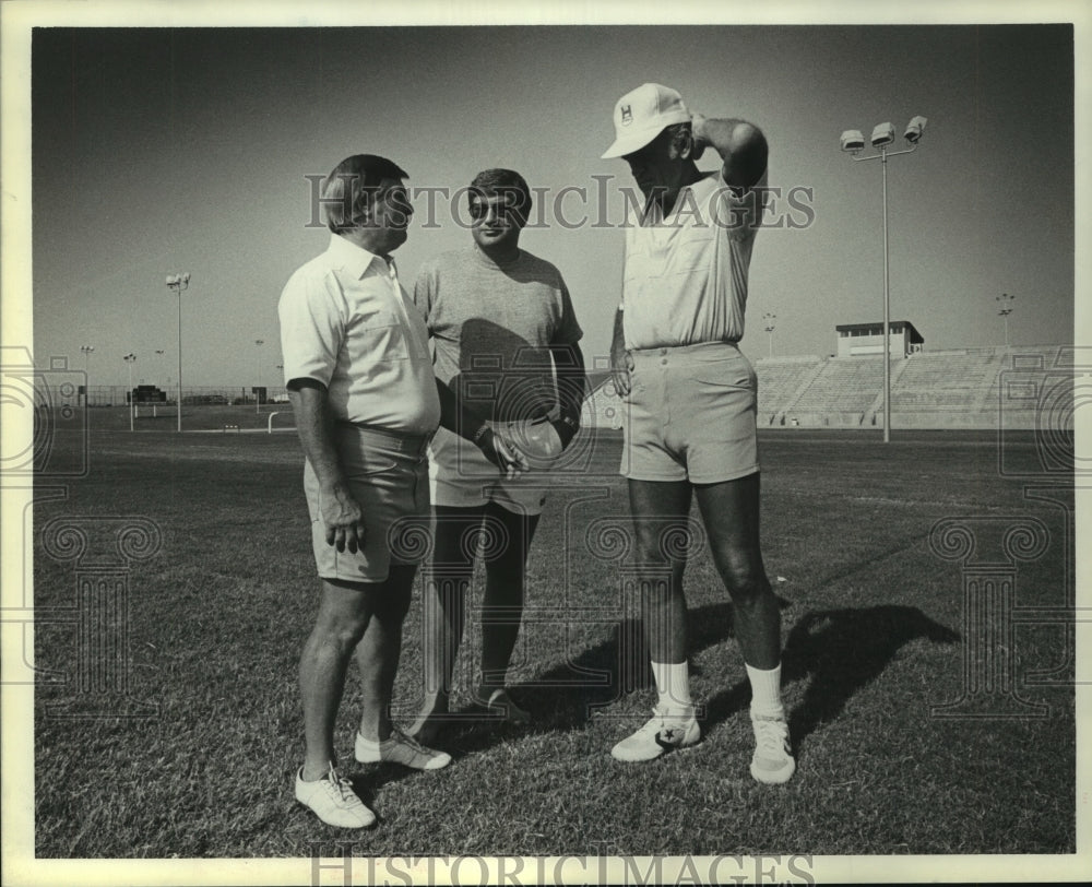 1982 Press Photo Houston Oilers&#39; head Ed Biles talks with other coaches.- Historic Images