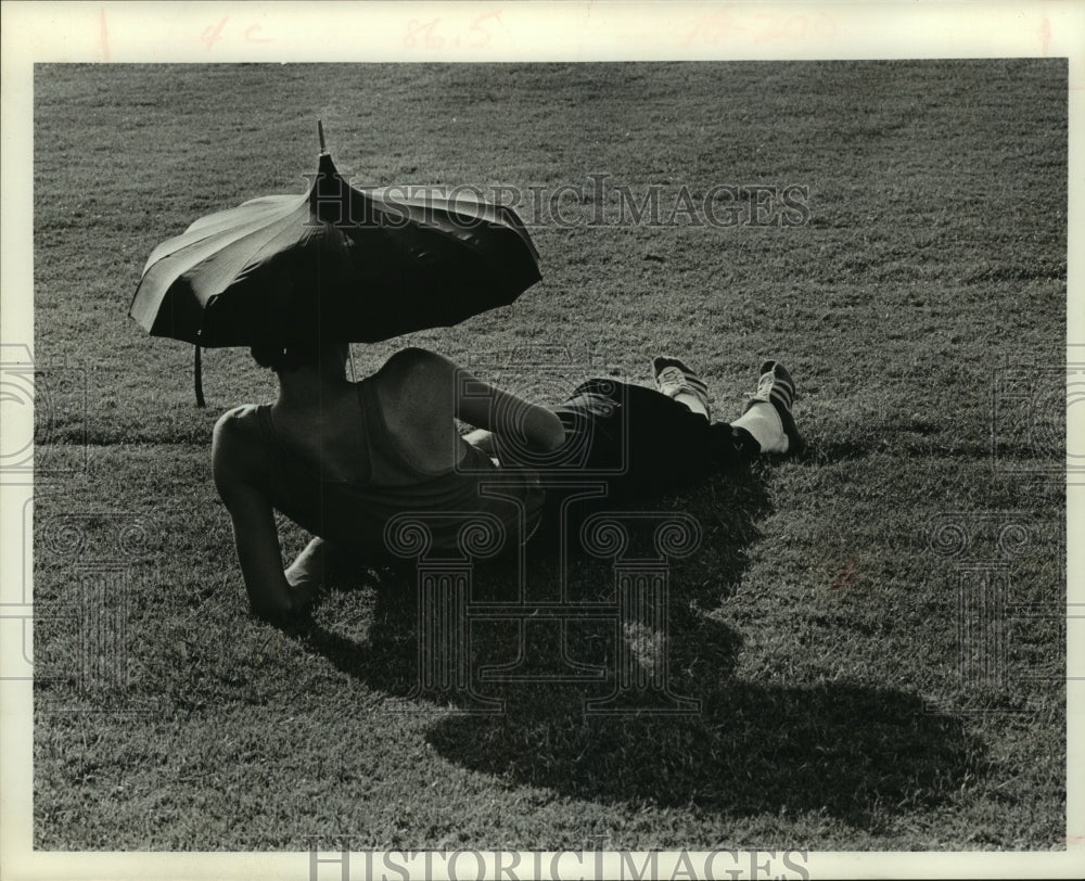 1974 Press Photo Lynn Bird, Texas City track, cooling down under umbrella.- Historic Images