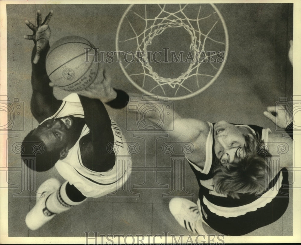 1980 Press Photo Two basketball players jump for a rebound. - hcs03888- Historic Images