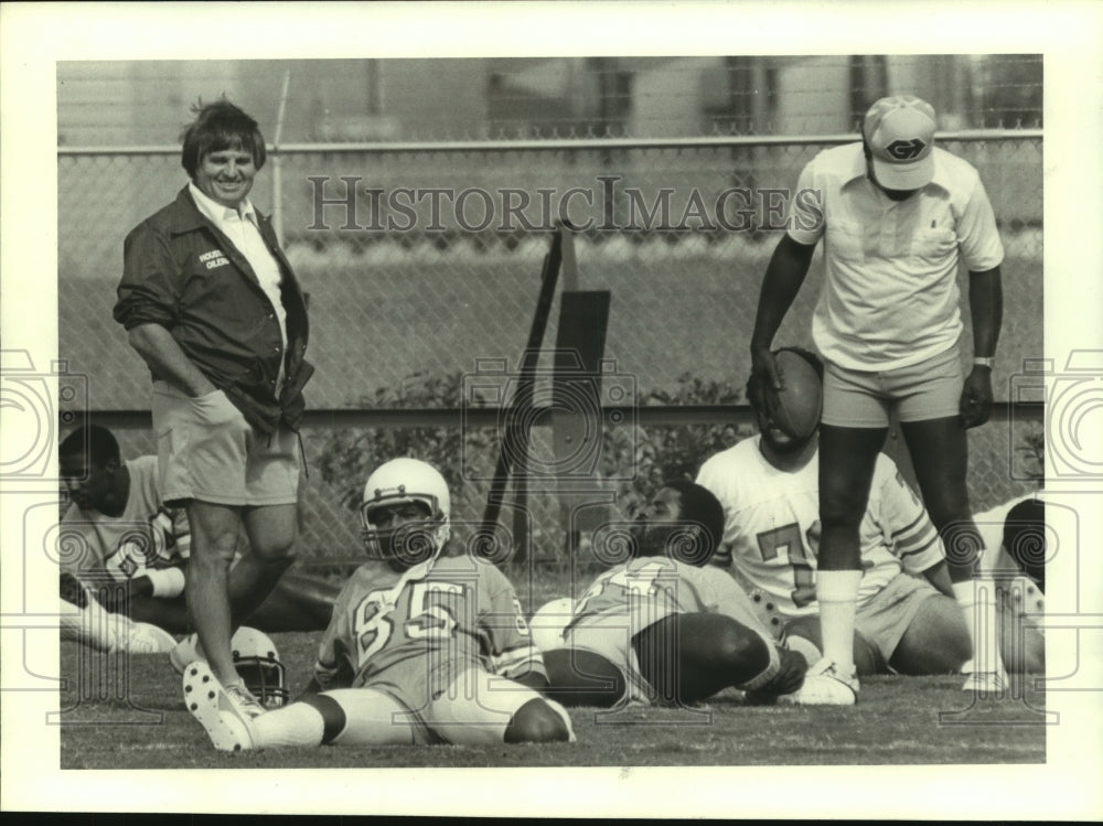 1982 Press Photo Houston Oilers&#39; coach Ed Biles walks among players at practice- Historic Images