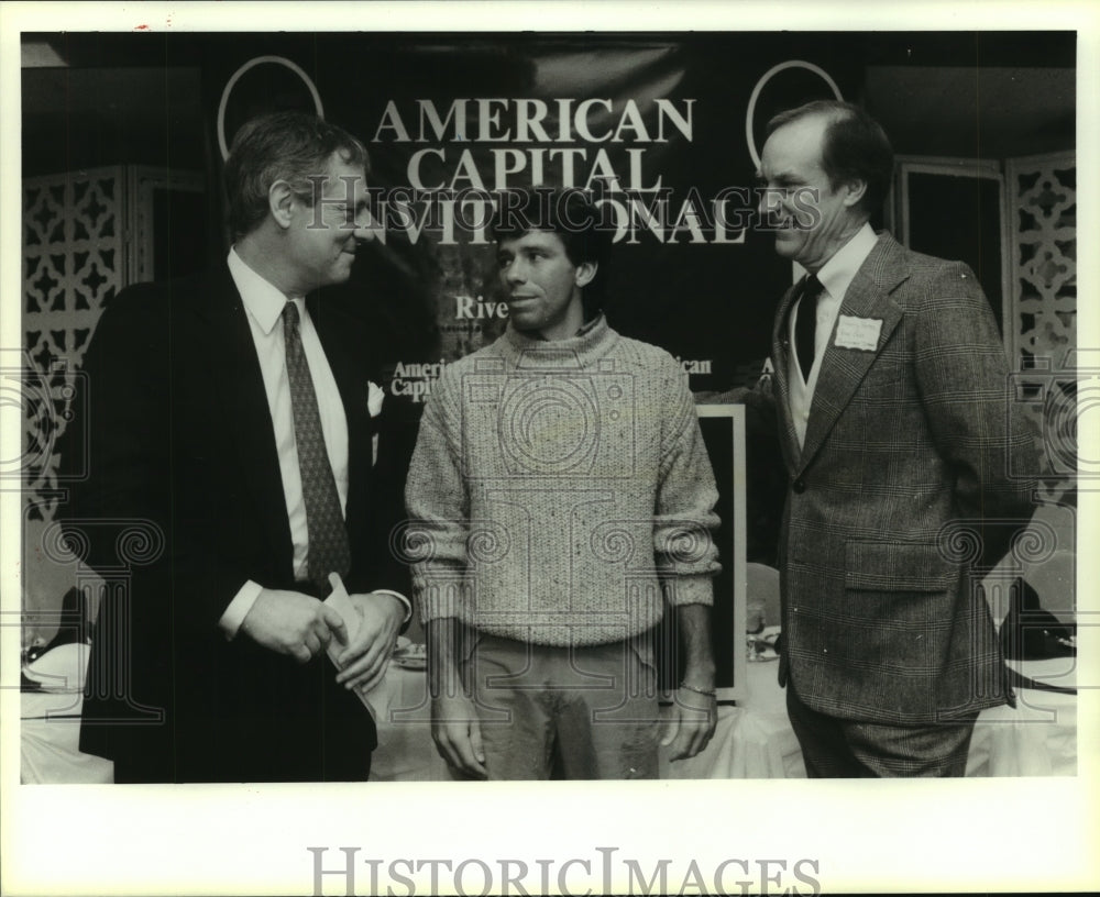 1989 Press Photo Tennis player Jimmy Arias with tournament directors.- Historic Images