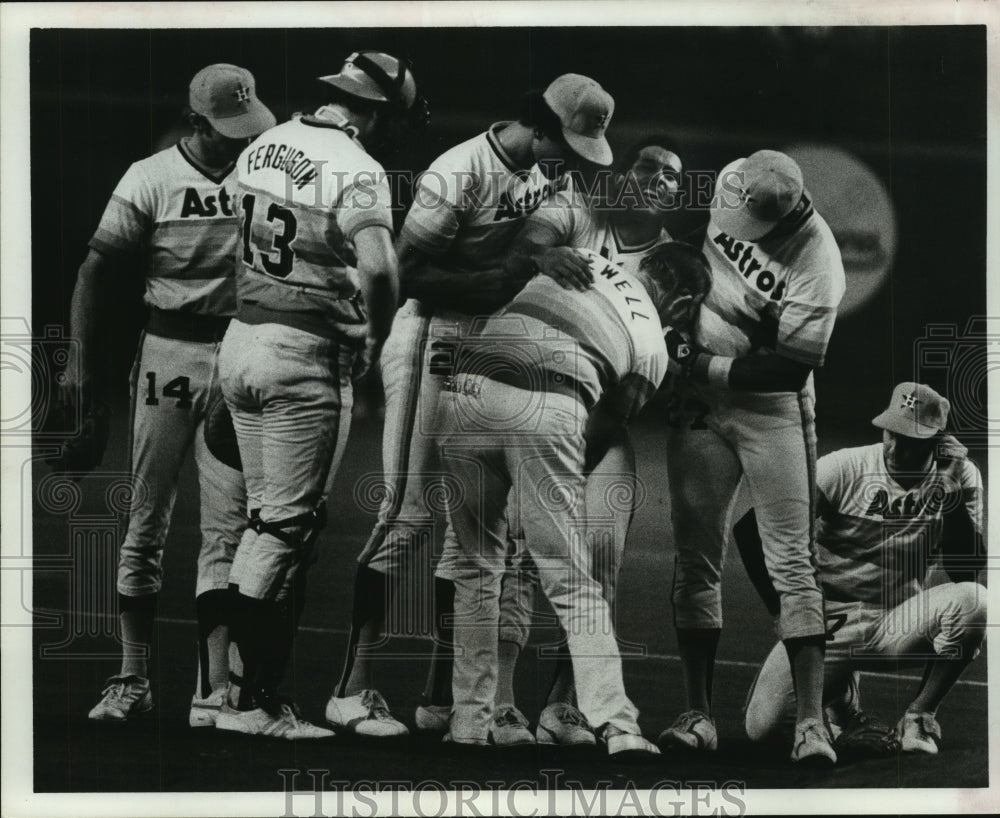 1977 Press Photo Astros&#39; pitcher Joaquin Andujar checked out on mound by trainer- Historic Images