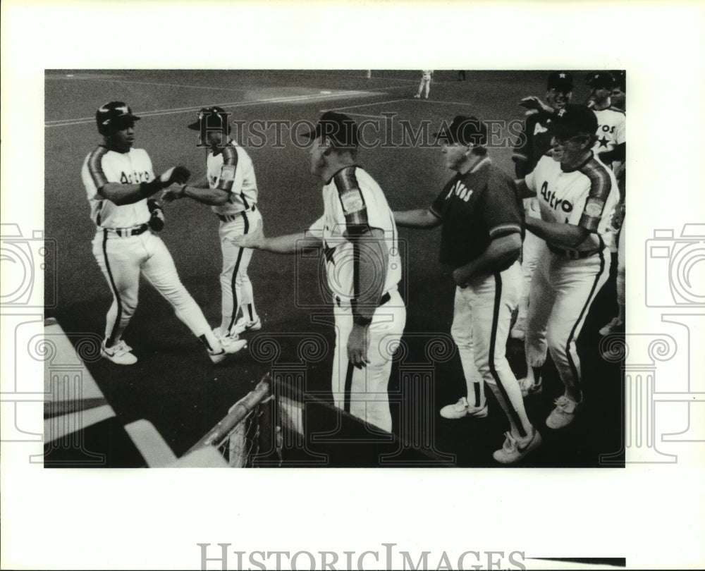 1990 Press Photo Houston Astros Eric Anthony congratulated for hitting home run- Historic Images