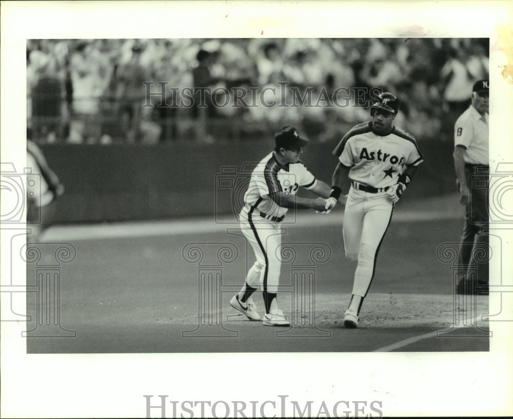 1989 Press Photo Houston Astros&#39; Eric Anthony is greeted by coach after homer- Historic Images