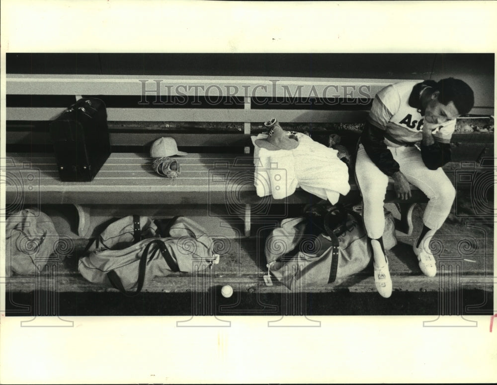 1980 Press Photo A dejected Houston Astros pitcher Joaquin Andujar sits on bench- Historic Images