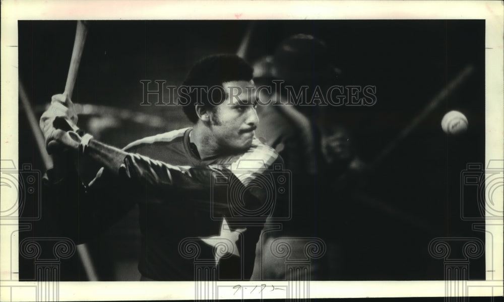 1981 Press Photo Houston Astros pitcher Joaquin Andujar hits warmups to fielders- Historic Images