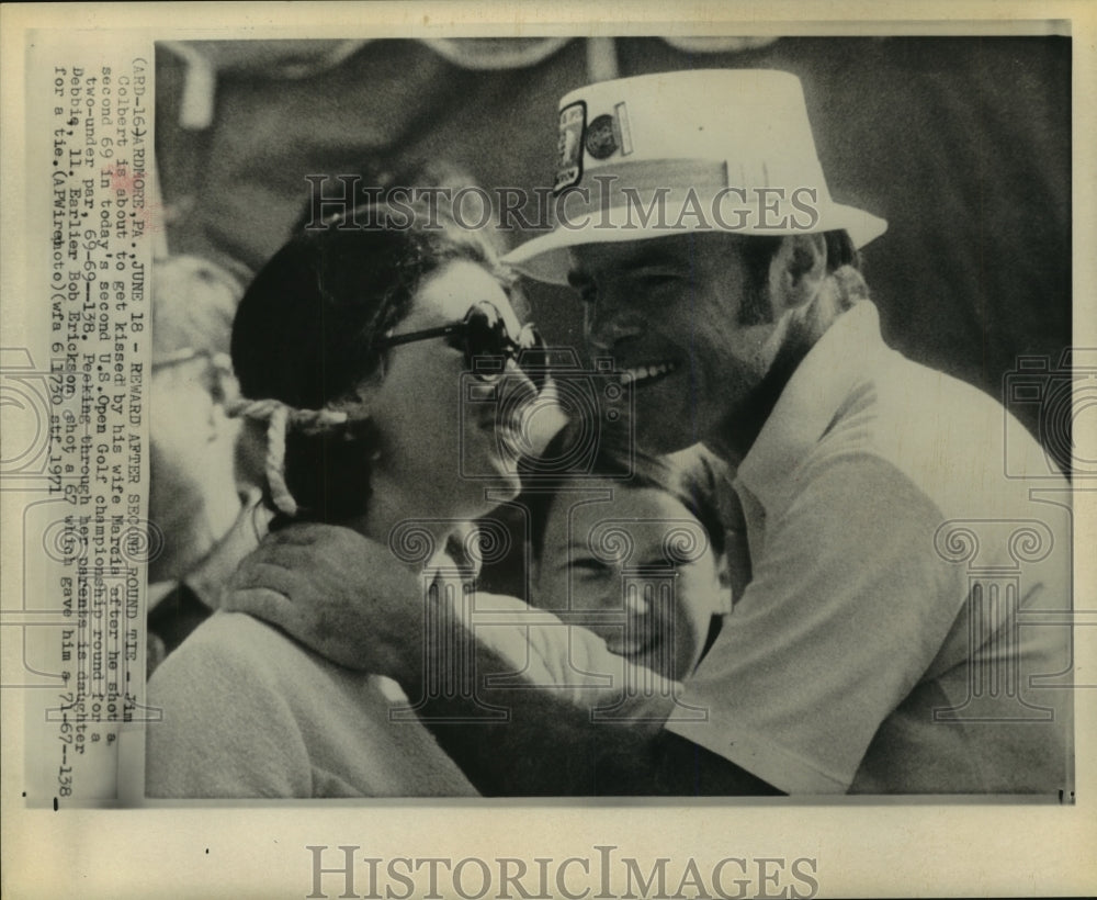 1971 Press Photo Jim Colbert gets kiss from wife as he shares lead in U.S. Open- Historic Images