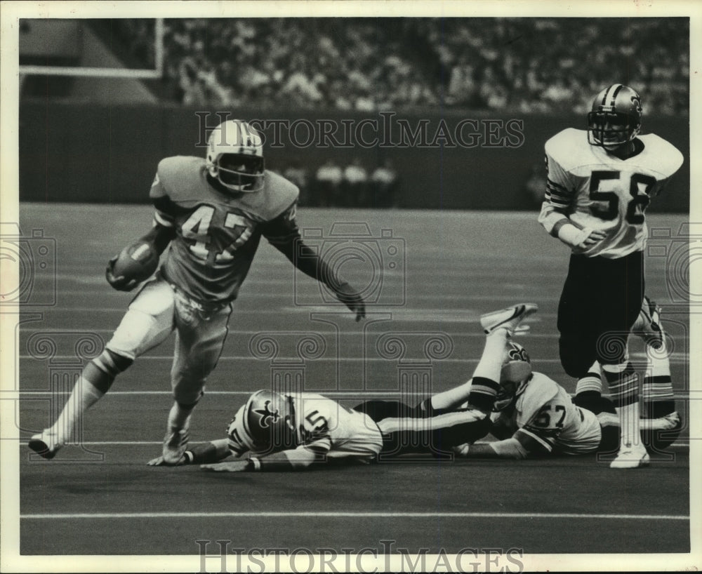 1977 Press Photo Houston Oilers&#39; Ronnie Coleman runs around end for touchdown- Historic Images